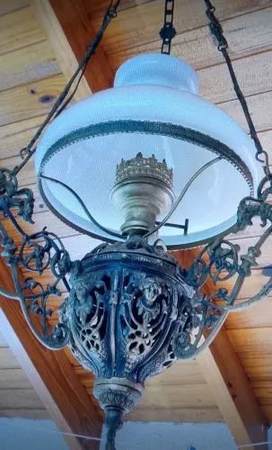 Vendo 2 lustres lampião antigo, vintage ,ricos em detalhes de querubins e gárgulas,