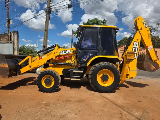 Retroescavadeira JCB 3CX