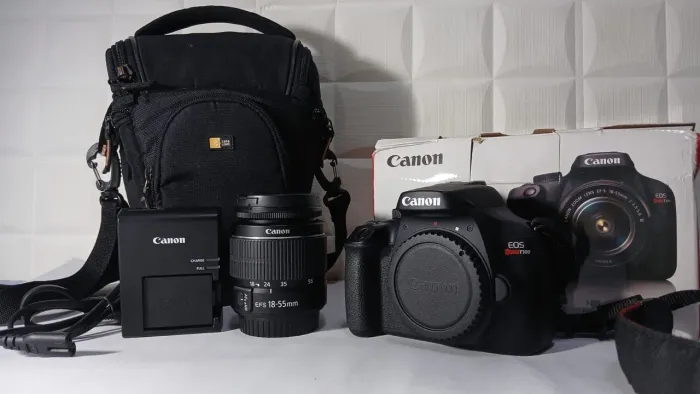 Câmera DSLR Canon T100 + Lente 18-55mm + Bolsa para transporte