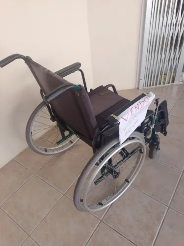 Cadeira de rodas bem conservada 50cm de acento, capacidade para 150kg , estado de nova.