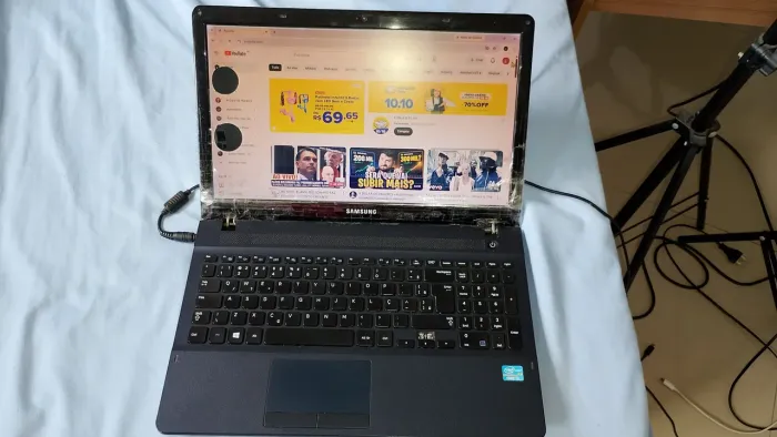 Notebook Samsung Core i3 - Liga e Funciona (Com Avarias na Tela e Carcaça)