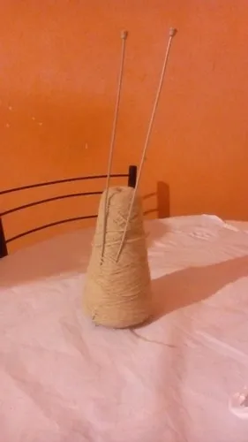 Novelo Grande de lã cor nude com par de agulhas antigas de tricô em aluminio