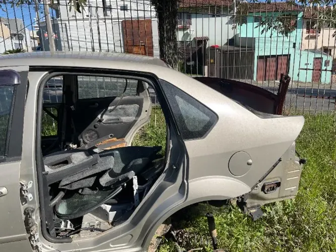 lateral traseira fiesta sedan 2010 lado esquerdo