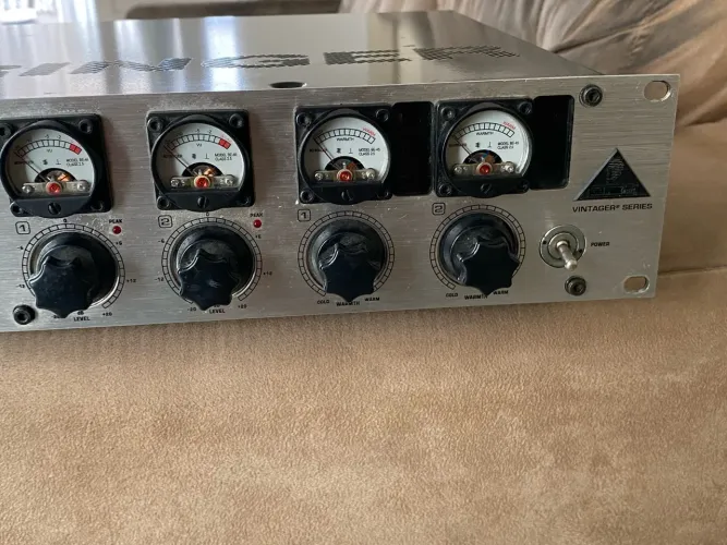 Pré-amplificador Behringer Ultragain T1953