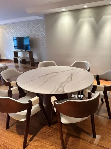 Mesa de jantar com pedra calacata ultracompacta