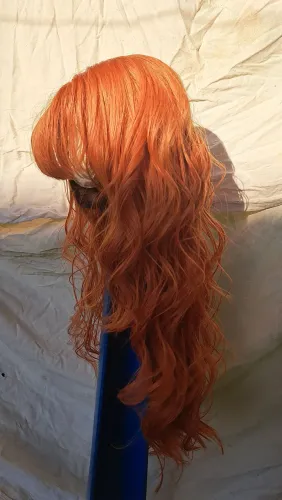 Peruca ruiva longa cacheada com franja