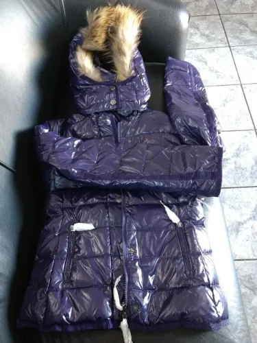 Casaco de inverno roxo com capuz de pele