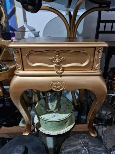 Mesa de cabeceira dourada estilo vintage