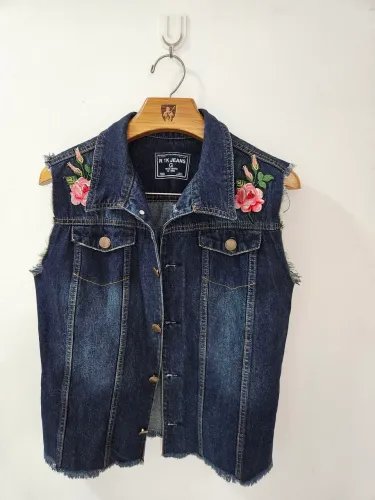 Colete Jeans tam m semi novo Bordado com Flores