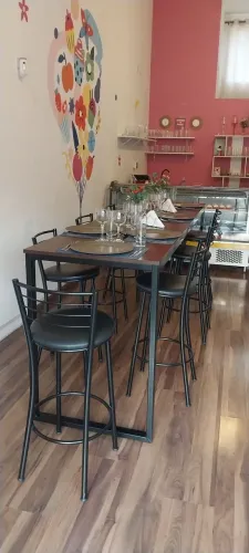 Mesa alta com 8 cadeiras, ideal para café,restaurante, ou área gourmet. 