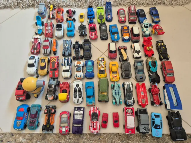 72 Hotwheels sortidos 