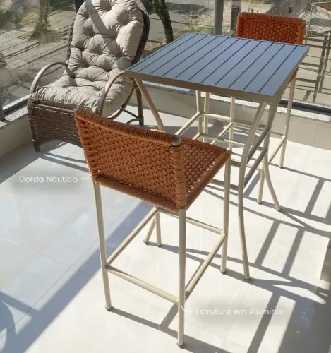Mesa bistrô e banquetas de corda náutica