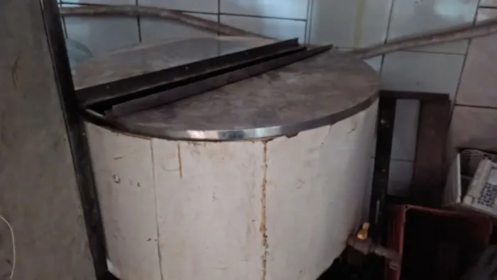 Tanque de aço inox. Tina de maturação. Possui tubulação para resfriamento e camada termic.