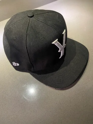 Boné SnapBack Preto Bordado Branco, na Aba com Estampa das icônicas mãos do Mickey Mouse 
