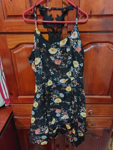 Vestido Floral Preto com Detalhe em Renda