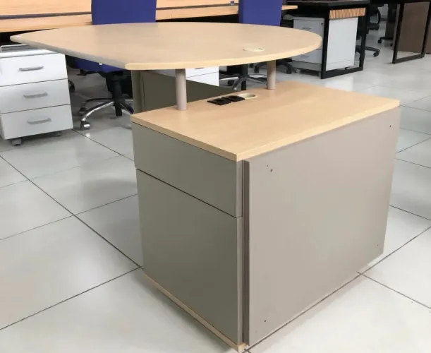 Mesa curva com gaveteiro para escritório 