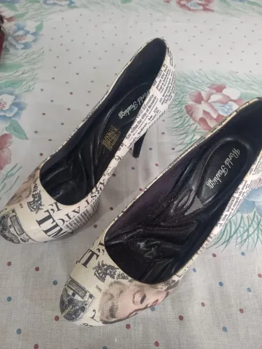 Sapato de salto alto branco com estampa de jornal Marilyn Monroe - n 38