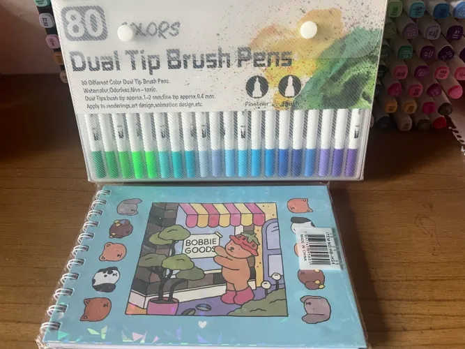 Canetas e livro de colorir Bobbie goods
