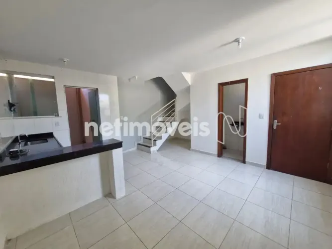 Casa geminada, 02 quartos, com entrada independente no bairro Nacional