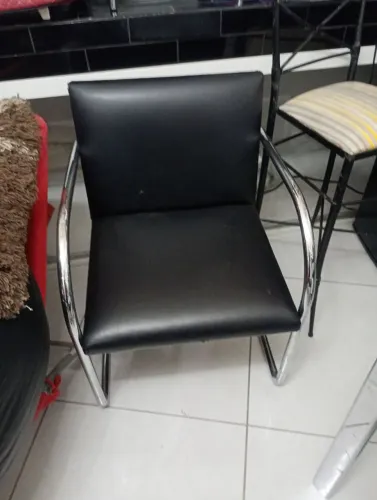 Cadeira preta com design moderno