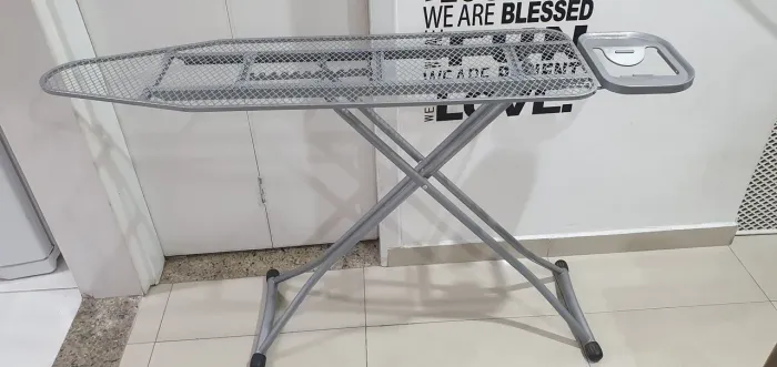 Tábua de Passar Roupa Dobrável em metal leve.