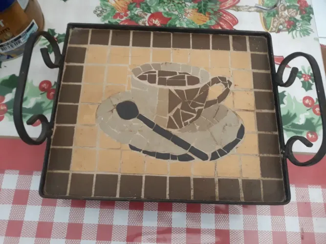 Antiga bandeja em mosaico de azulejos