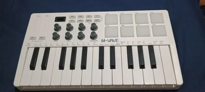 Teclado Midi 25 Teclas Semi Novo com Bluetooth