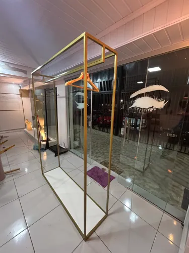 Arara de chão estilo industrial