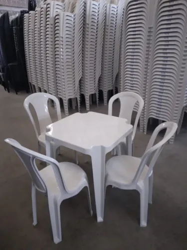 Venda de Mesas e Cadeiras plásticas / tudo na promoção.
