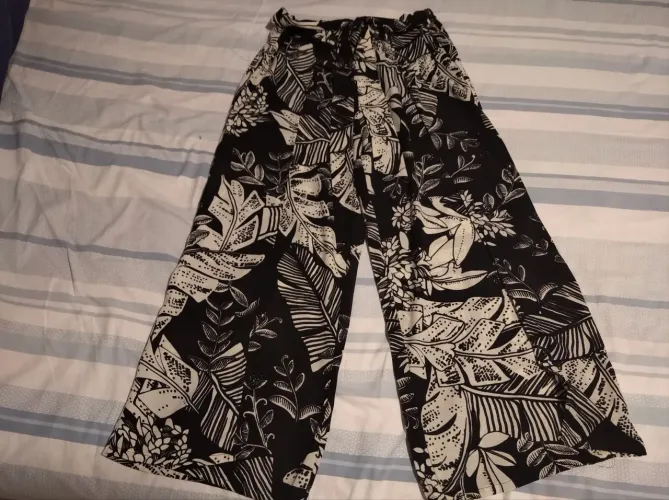Calça estampada floral preta e branca