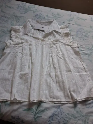 Blusa branca feminina com detalhes em babado