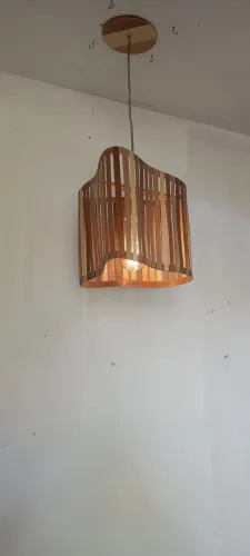 Luminária com curvas em madeira com marchetaria tamanho 020cm largura 024 cm comprimento 