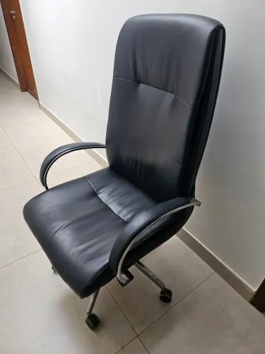 Cadeira de Escritório Executiva em Couro Sintético - Conforto e Elegância