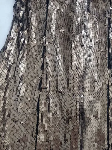 Vestido em paetê dourado de festa