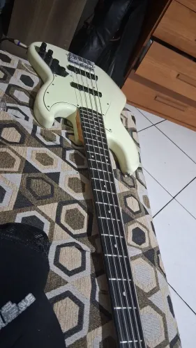 Baixo 5c de Luther  muito som.  Precisando vender com urgência 