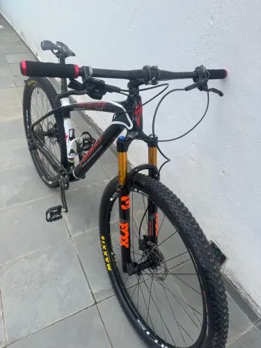 Bike Specialized Aro 29 toda em fibra de carbono quadro 17