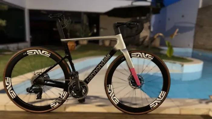 Bicicleta road Cannondale SuperSix EVO customizada com pintura HiMod