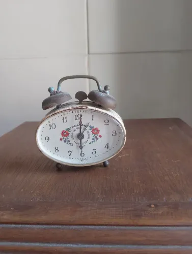 Relógio despertador antigo (funciona e  depois para )