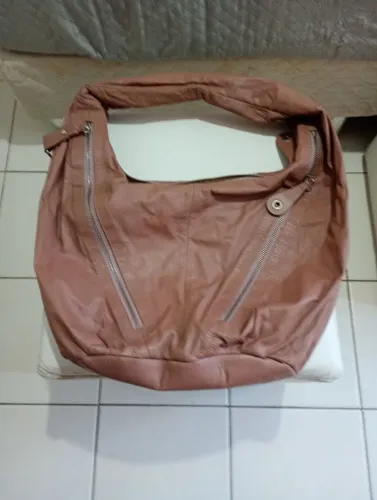 Bolsa de ombro de couro rosa com detalhes