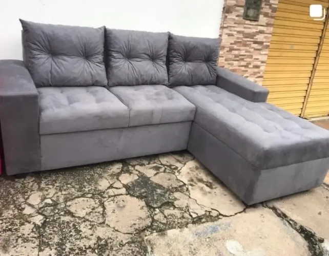 Sofá de modelo chaise disponível a pronta entrega 