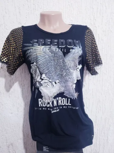 Camiseta Rock and Roll com Detalhes Dourados