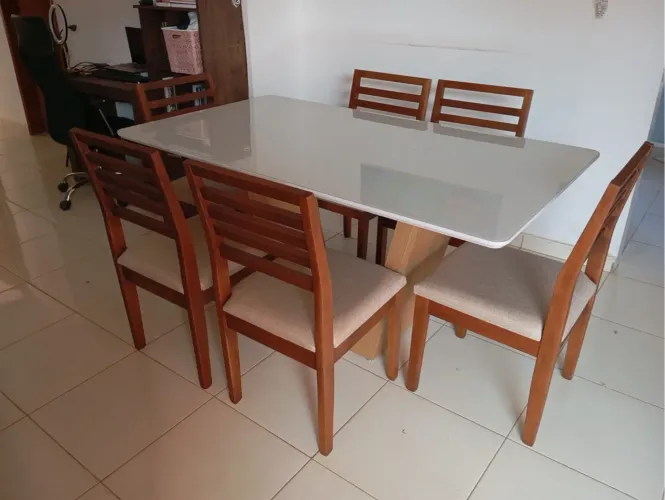 Mesa de Jantar com 6 Cadeiras toda de madeira