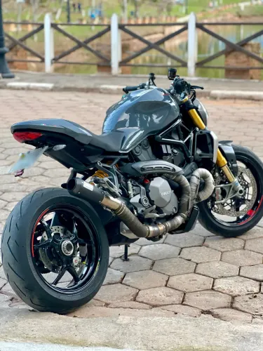 Ducati Monster 1200s