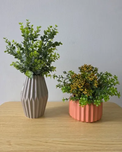 Dupla de vasos decorativos novos da Tok&Stok com arranjos de folhagens inclusas