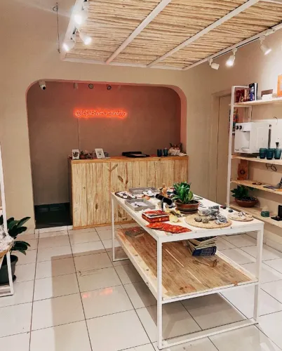 Kit loja (mesa branca + 2 prateleiras + balcão) $2,500 ?Balcão $597