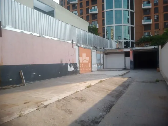 Terreno 8x42,5 com Galpão de 130m2 na parte dos fundos para locação no Tatuapé