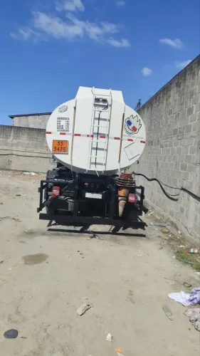Caminhão tanque a venda