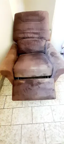 Poltrona em veludo marron reclinávei,com descanso para os pes e bolso lateraldescans