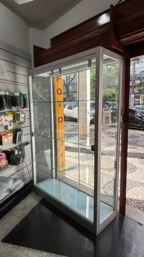 Vitrine de vidro com porta de correr