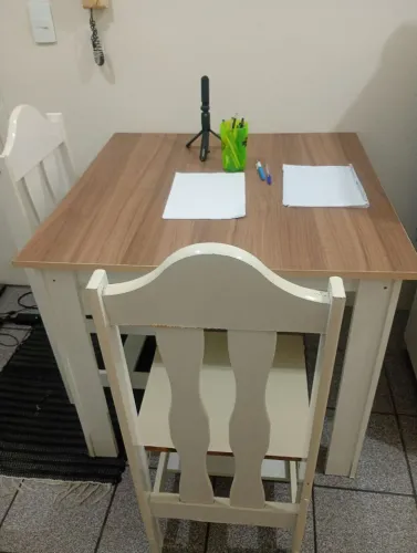 Mesa com duas cadeiras